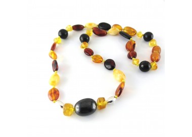 naszyjnik z bursztynu dla dzieci z szungitem w kształcie fasolki srebo 925