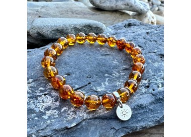 bransoletka bursztyn na sznurku lub gumce ze srebrnymi dodatkami i zawieszką