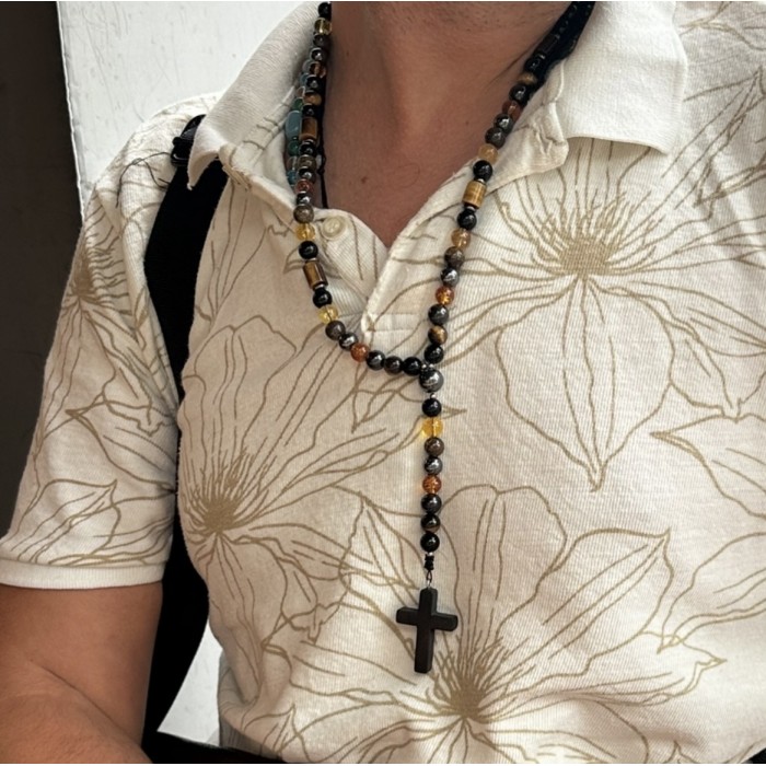 Krzyż z szungitu - naszyjnik z kamieni naturalnych