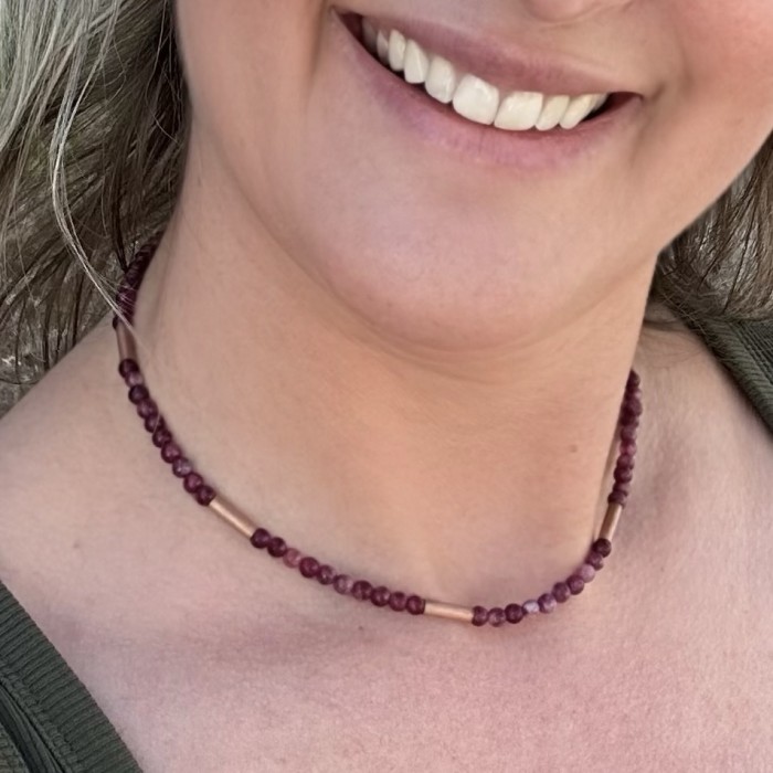 Necklace with garnet gemstone