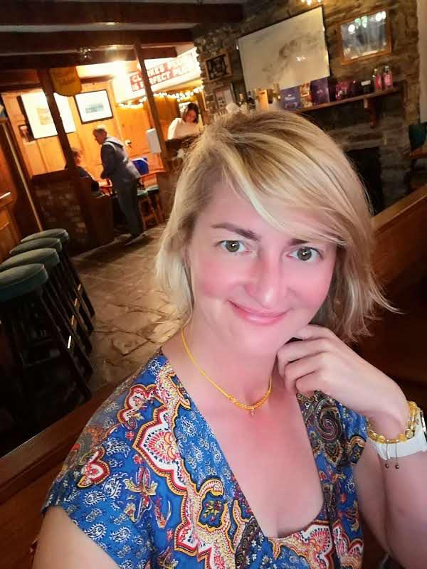 kobieta z bizuteria z cytrynem