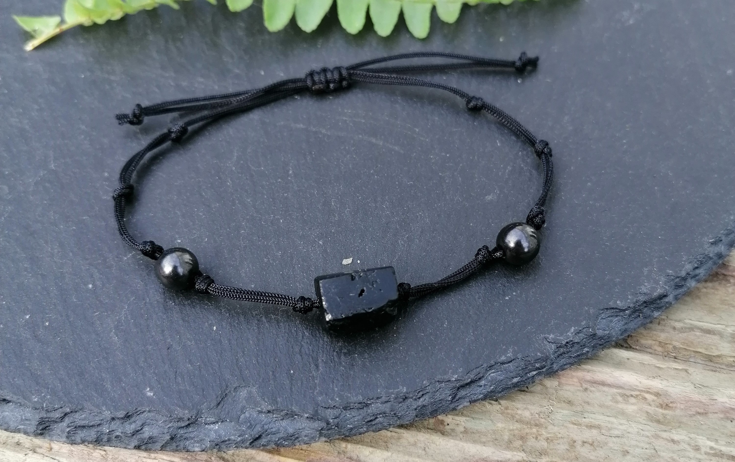 Bransoletka z czarnego turmalinu z szungitem na sznurku