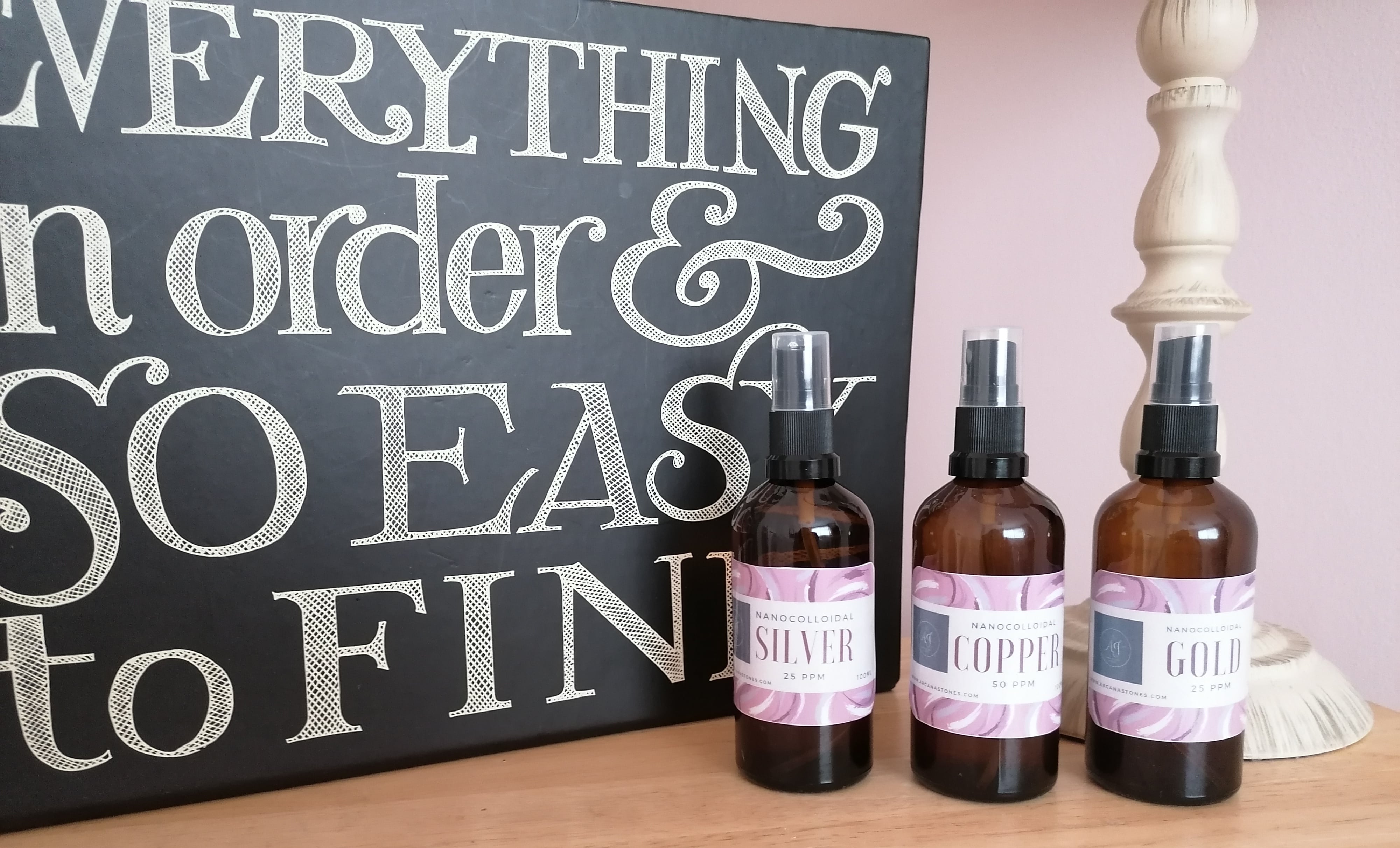 nanokoloidy srebro miedż złoto na stoliku przy łóżku